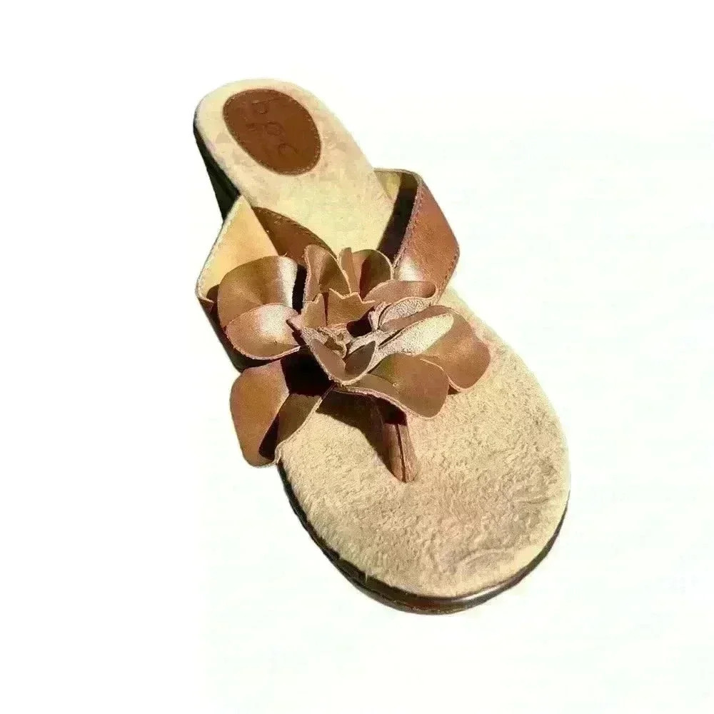 Børn b.o.c Womens Size 8 Wedge Sandals Leather Brown Flower Shoes Thong Preowned - Picture 2 of 6